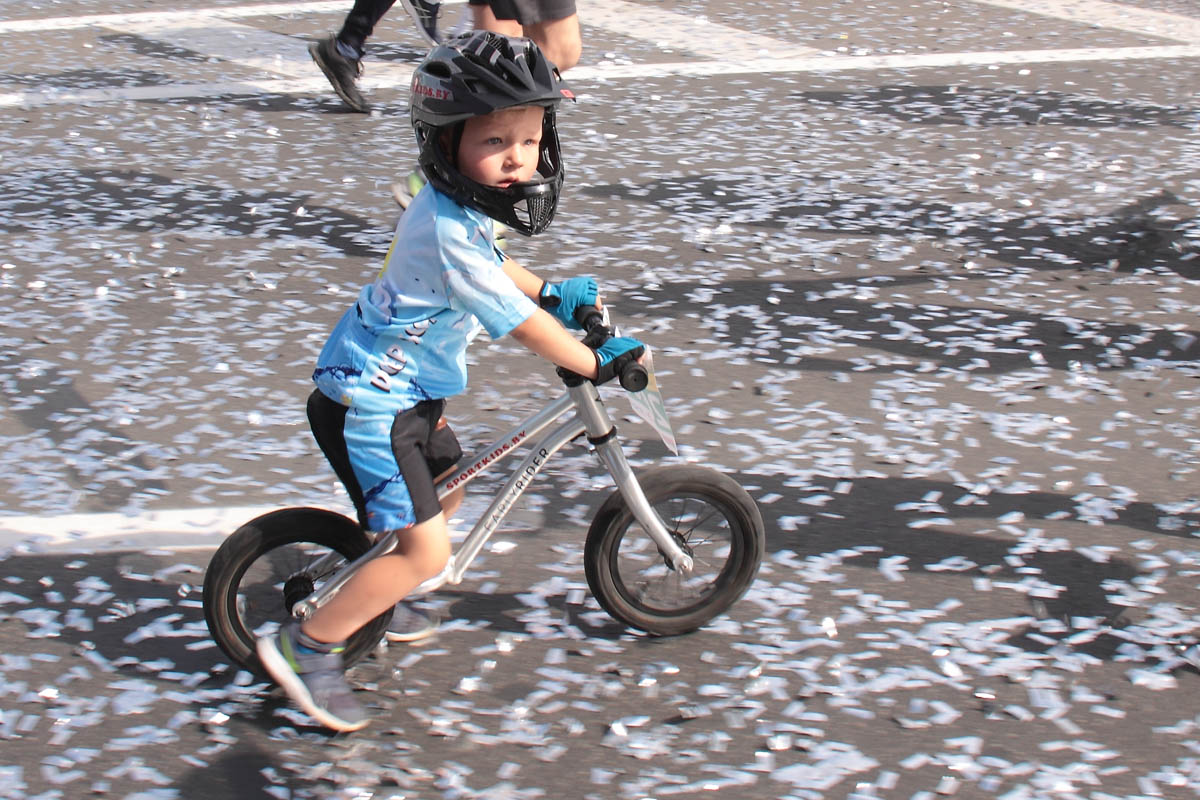 Ребенок на велосипеде на Минском полумарафоне 2018